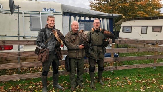 Die Falkner Michael Kirchner, Christian Petzel, Frank Oberbrodhage (von links) vor ihrem Einsatz. © NDR/Doclights GmbH 