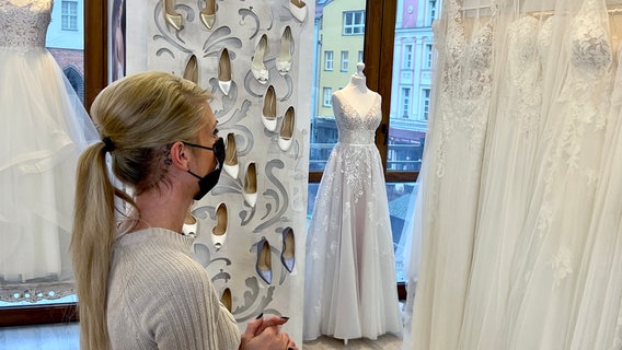 Das würde ich auch selbst gern tragen - Brautkleidunternehmerin kauft beim Hochzeitsgroßhandel in Stettin. © NDR/Clipfilm 