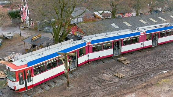 Geschafft: die Straßenbahn steht auf dem Gleis im Kliemannsland. © NDR/Cineteam Hannover GmbH 
