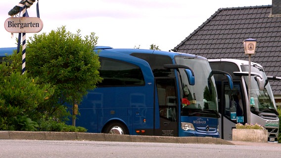 Busse vor den Achtruper Stuben in Nordfriesland - sie bringen die Tagesgäste in die Landgasthöfe. © NDR/JOKER PICTURES GmbH 