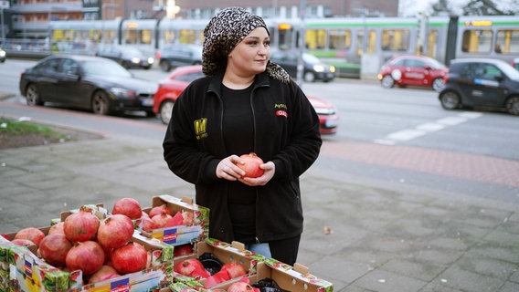 Der internationale Supermarkt von Ayse Gürkan liegt direkt an der multikulturell geprägten Vahrenwalder Straße. © NDR/Kamera Zwei 