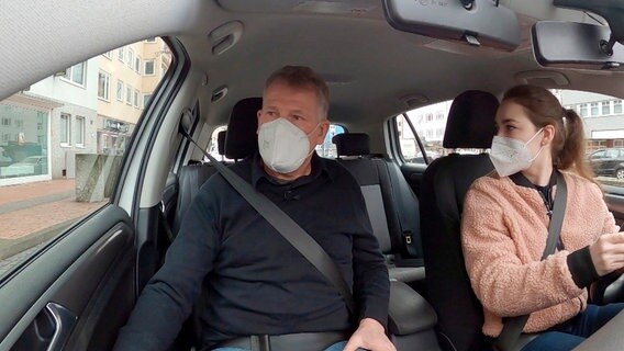 Vorbereitung für die Fahrprüfung: Einparken an der Hauptstraße ist für Fahrschülerin Anna eine große Herausforderung. Vorbereitung für die Fahrprüfung: Einparken an der Hauptstraße ist für Fahrschülerin Anna eine große Herausforderung. © NDR/Kamera Zwei