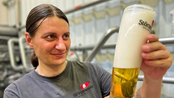 Als zweite Braumeisterin der Störtebeker-Braumanufaktur sorgt Juliane Eiser aus Finsterwalde dafür das jede der zahlreichen Biersorten auch immer gleichbleibend so schmeckt, wie die Kunden es kennen und lieben. © NDR/Clip Film 