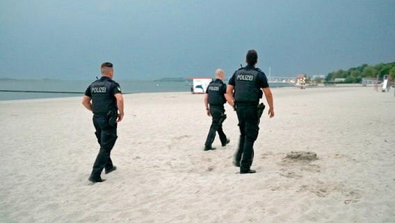 Die Beamten sind auf einer Strandbad-Kontrollrunde. © NDR 