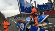 Die Montage eines 50 Quadratmeter großen Schilds auf der Autobahn A2 bei Hannover ist eine Herausforderung für das Team von Roland Schön. © NDR/FILMBLICK Hannover 