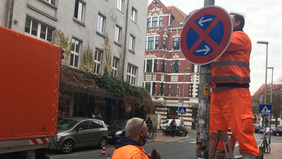Bernd Hübsche und sein Team reparieren kaputte Schilder, tauschen alte gegen neue Verkehrszeichen aus und sorgen im ganzen Stadtgebiet dafür, dass diese immer gut lesbar sind. © NDR/FILMBLICK Hannover 