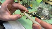 Ruhige Hände, Fingerspitzengefühl und ein scharfes Auge sind gefragt bei der Uhrmacherei. Die Spezialität von Helmut Langner sind kleinste Gangwerke. © NDR/Steffen Schneider 
