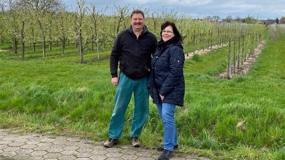 Jan Stehr und seine Frau Gitta sind Apfelbauern in Finkenwerder. Jan Stehr und seine Frau Gitta sind Apfelbauern in Finkenwerder. © NDR