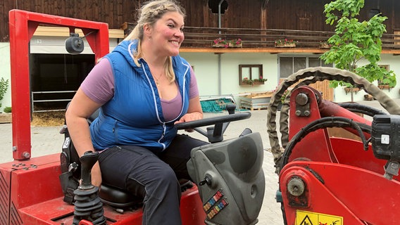Für ihre anstehende Prüfung zur Landwirtin muss Nina Bartl vom Tegernsee zeigen, dass sie mit den großen Maschinen umgehen kann. Heute übt sie das Fahren auf ihrem Gschwandtnerhof. © NDR/BR/isarflimmern/Tanja von Ungern-Sternberg 