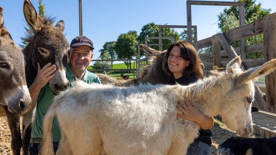 Ihre Mini-Esel sind für Sepp und Nicki Hanrieder vom Erlebnis-Bauernhof bei Freising wie Familienmitglieder. Wenn es einem Tier nicht gut geht, lässt Sepp sogar das Dorffest sausen. © NDR/BR/isarflimmern/Ludwig Noack 
