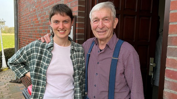 Alina mit ihrem Opa Willi auf dem Biohof in Ochsenwerder. © NDR/Stefan Weiße 