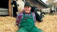 Der Stall von Sven Oles Kühen soll einen neuen Anstrich bekommen. © NDR/video:arthouse/Nora Stoewer 