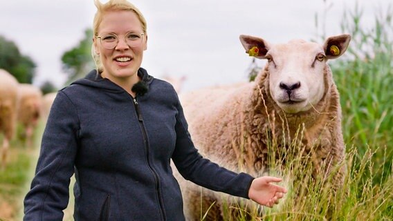 Heike Marit Carstensen ist Social-Media-Managerin, hilft aber auch ihrem Bruder Christian auf dem Hof im schleswig-holsteinischen Galmsbüll. © NDR 