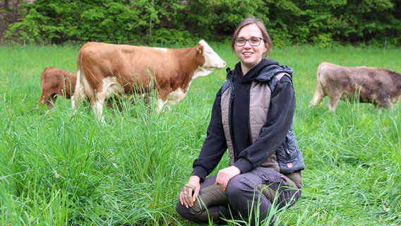 Lisa Mertens hat ihre Mutterkühe erfolgreich auf die Weide gebracht. © NDR/MDR/MiaMedia/Carl Schwarz 