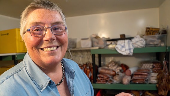 Sabine Nußbaum und ihre Produkte vom Hof. © NDR/SWR/Frank Hisam 