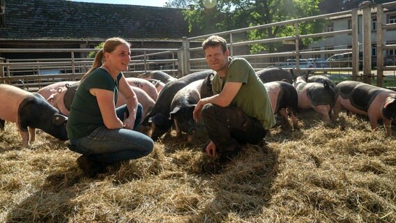 Nina und Sebastian Kill bei ihren Schweinen. © NDR/SWR/Frank Hisam 