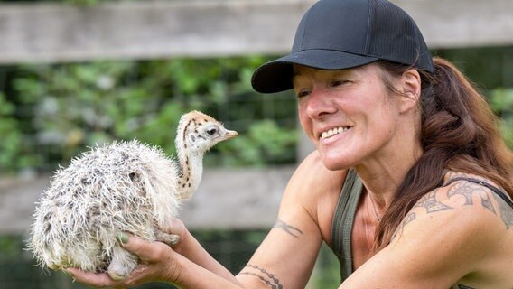Kerstin Schnabel mit einem Straußen-Küken in der Hand. © NDR/WDR/Melanie Grande 
