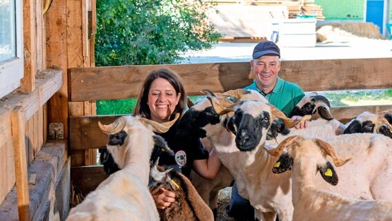 Nicki und Sepp vom Kratzerhof in Oberbayern lieben ihre Schafe und Ziegen. Umso schwerer fällt es ihnen, den Tieren mit der Zange die Ohrmarken zu setzen. Doch das ist Vorschrift. © NDR/BR/isarflimmern/Michael Facchini 