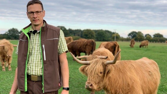 Christian Rahe bei seinen schottischen Highland Rindern. © NDR/Kabuja 