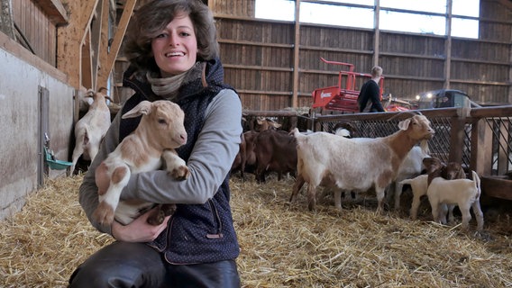 Ziegenhirtin und Schäferin Josefine Schön mit Ziegenlamm. © NDR/MfG-Film 