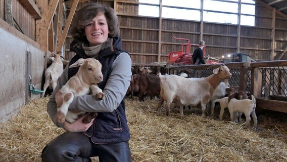 Ziegenhirtin und Schäferin Josefine Schön mit Ziegenlamm. © NDR/MfG-Film 