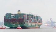 Eines der größten Schiff der Welt, die "CSCL Globe" der Reederei China Shipping Group läuft am 13.01.2015 von Schleppern begleitet in den Hafen in Hamburg ein. © picture alliance / Daniel Reinhard Foto: Daniel Reinhard