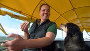 Auf der autofreien Insel Juist wird fast alles mit der Pferdekutsche transportiert. Bei Karen Bauer gibt’s das Frühstück im Sommer auch mal auf dem Bock – um Zeit zu sparen! © NDR/AZ Media TV 