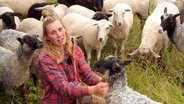 Die Gotland Pelzschafe haben einen besonders weichen und lockigen Pelz, den Patricia Sachau gern für Wolle nutzen möchte. Doch die seltene Rasse macht auch viel Arbeit. © NDR 