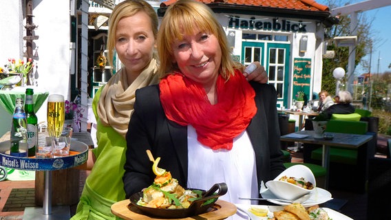 Elke und Cindy Baumgarten betreiben das Cafe Hafenblick in Carolinensiel. © © NDR/Johann Ahrends 