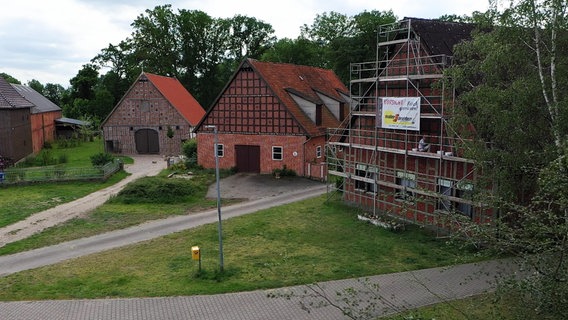 Das Dorf-Bild des Rundlings ist wieder hergestellt und Heidrun Bauks Fachwerk ist seine 1960er-Jahre Verkleidung los. © NDR/erdmanns Filmproduktion 