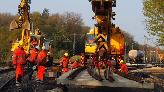 Im Auftrag der Bentheimer Eisenbahn werden für die Reaktivierung der Bahnstrecke Bad Bentheim-Neuenhaus tonnenschwere Beton-Weichen mit einem Spezialkran verlegt. © NDR/PIETSCHER FILM 