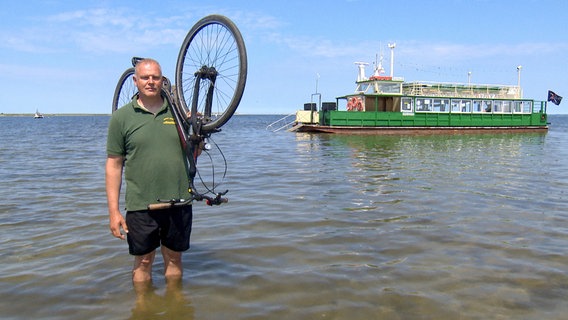 Abkürzung mit Hindernissen: Nils Steußloff steuert eine Fähre mit Fahrradfahrer übers Salzhaff. Von Rerik auf die Insel Poel … aber am Ufer wartet leider kein Hafen. © NDR 