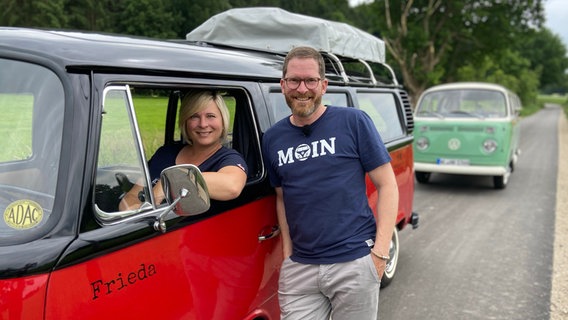 Sightseeing mal anders: Antje und Arne Soetebier wollen mit nostalgischen Touren in ihren Heide-Bullis den Tourismus in der Lüneburger Heide beleben. © NDR/casei media GmbH 