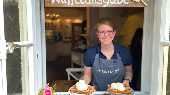 Nachhaltig und regional: So lautet das Motto am Stimbekhof. Das trifft auch auf die Dinkel-Vollkorn-Apfelwaffeln aus der Hofbäckerei zu. © NDR/casei media GmbH 