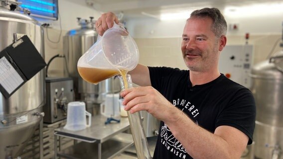 In Salzhausen tüftelt Brauer Jan Koch an ausgefallenen Bierstilen. Seine neueste Kreation: Ein Bier mit Heideblüten. © NDR/casei media GmbH 