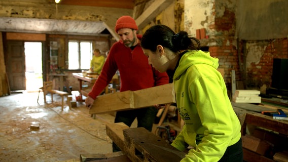 Ausbilder Wido Hahne zeigt den Mädchen von der Jugendbauhütte, wie man ein altes Fachwerkhaus denkmalgerecht saniert. © NDR 
