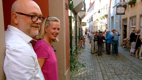 Imke und Ralf Paslack sind im Jahr 2000 in den Schnoor gezogen: "Ein ganz normales Wohnviertel, nur mit tausenden Touristen jeden Tag." Imke und Ralf Paslack sind im Jahr 2000 in den Schnoor gezogen: "Ein ganz normales Wohnviertel, nur mit tausenden Touristen jeden Tag." © NDR/Kinescope Film GmbH
