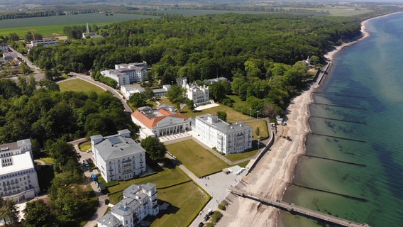 Heiligendamm, die weiße Stadt am Meer, ist das älteste deutsche Seebad, gegründet 1793. Heute besteht der Ort vor allem aus dem 5 Sterne Grand Hotel, der "Perlenkette" und einigen Cottages, die sich im Privatbesitz befinden. © NDR 