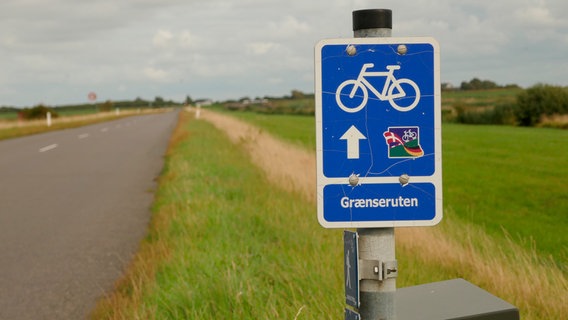 Grenzroute oder Graenseruten? Das Schild zum Radweg von Meer zu Meer, entlang der deutsch-dänischen Grenze. © NDR/Uli Patzwahl 