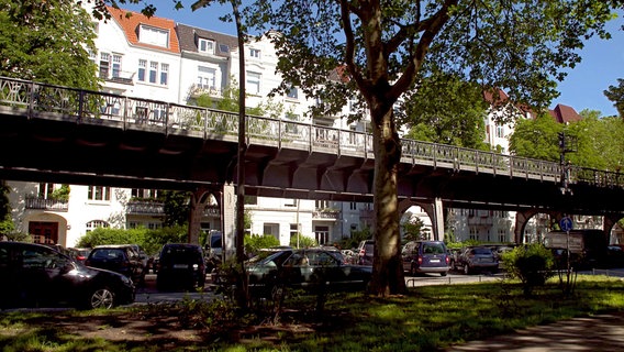 Peep-Show-Wohnen in der Isestraße. Hamburgs Hochbahn fährt direkt in Augenhöhe mit der Beletage. © NDR 