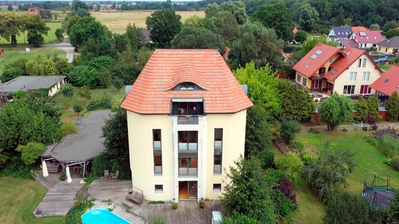 Wohnen im umgebauten Futtersilo. © NDR 