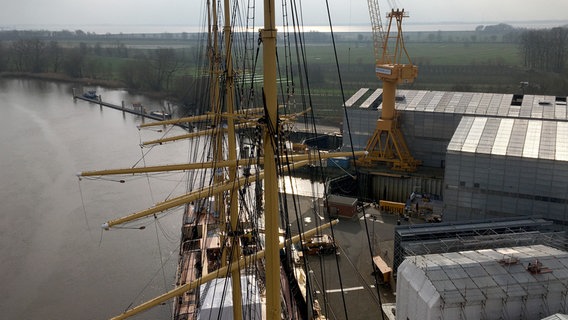 Ein Schiff wird Teil der Marschenlandschaft - die PEKING vor der Wewelsflether Peters Werft. © NDR/Ulrich Patzwahl 