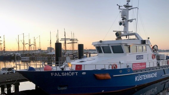 Das Küstenboot "Falshöft" ist oft die Einsatzzentrale in der Kieler Bucht. Von hier aus werden Schiffskontrollen organisiert, Umweltsünder auf See gejagt. © NDR/André Schnoor 