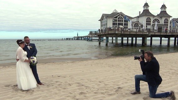Bei einer Hochzeit auf der Selliner Seebrücke darf er nicht fehlen. Andreas Käske entstammt der bekannten Selliner Fotografenfamilie Knospe, die seit über 100 Jahren das gesellschaftliche Leben rund um sie Seebrücke dokumentiert. Bei einer Hochzeit auf der Selliner Seebrücke darf er nicht fehlen. Andreas Käske entstammt der bekannten Selliner Fotografenfamilie Knospe, die seit über 100 Jahren das gesellschaftliche Leben rund um sie Seebrücke dokumentiert. © NDR