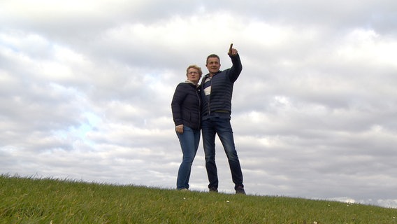 So ruhig haben es die Pellwormer Gastronomen Kirsten und Stephan Schuldt nur selten. Sie betreiben das Traditionshaus "Hooger Fähre" in 4. Generation auf der Insel. © NDR 