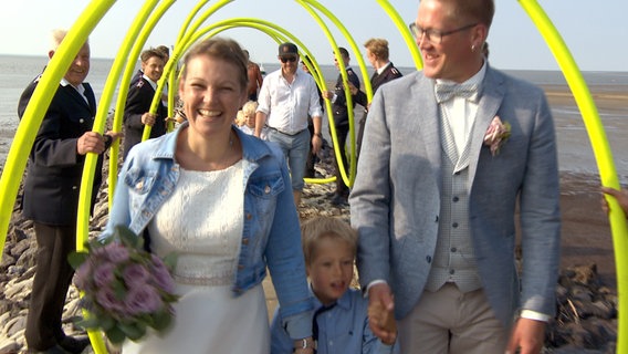 Nach mehr als acht Jahren als Paar haben sie sich getraut. Die PellwormerIn Annika und Ove Jensen haben sich auf der Nordsee das Jawort gegeben. © NDR 