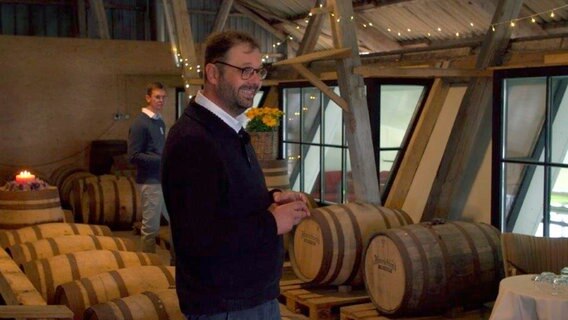 An seinen Erfolg hat am Anfang kaum einer geglaubt. Whisky produzieren mit selbst angebauter Gerste auf Föhr. Doch der Erfolg gibt Biobauer Jan Hinrichsen und seinem Sohn Jonas Recht. Nach drei Jahren im Fass ist feinster Biowhisky auf der Insel gereift. An seinen Erfolg hat am Anfang kaum einer geglaubt. Whisky produzieren mit selbst angebauter Gerste auf Föhr. Doch der Erfolg gibt Biobauer Jan Hinrichsen und seinem Sohn Jonas Recht. Nach drei Jahren im Fass ist feinster Biowhisky auf der Insel gereift. © NDR
