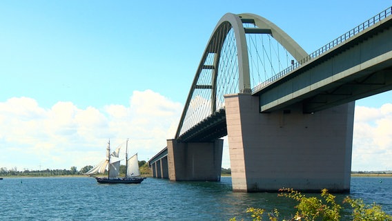 Sie ist das Wahrzeichen der Sonneninsel Fehmarn und wurde 1963 für den Straßen- und Eisenbahnverkehr freigegeben: die Fehmarnsundbrücke. © NDR/Julia Lindenau 