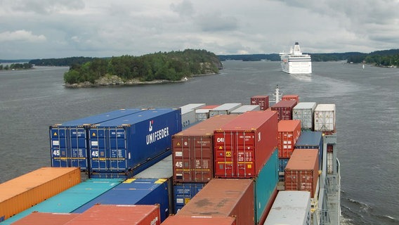 Eigentlich ein Paradies für Kreuzfahrer. Containerfrachter "Henneke Rambow" unterwegs durch die Schären nach Stockholm. Eigentlich ein Paradies für Kreuzfahrer. Containerfrachter "Henneke Rambow" unterwegs durch die Schären nach Stockholm. © © NDR/Uli Patzwahl