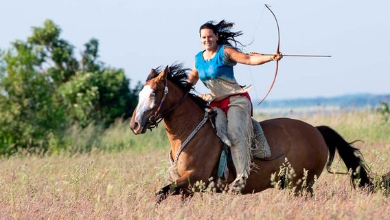 Am Rande der Nossentiner Heide ist sie schon eine Legende. Das "Cowgirl" Karina Vandersee. Auf ihrer Comanchen-Ranch trainiert sie seit 20 Jahren für ihre großen Reit-Shows im Western-Stil. © NDR/Ein Hauch von Wildwest im "wilden" Osten 